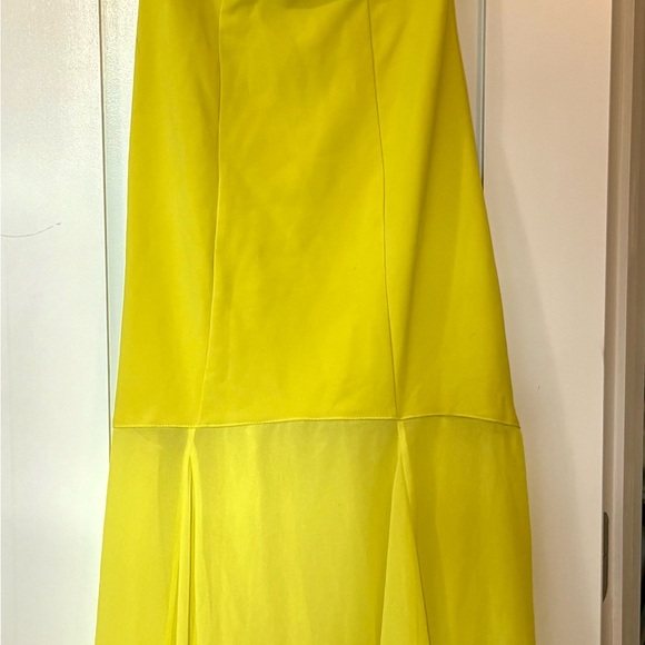 Gorgeous slim flowing yellow sleeveless gown, high neck enclosure with open back - Picture 2 of 7